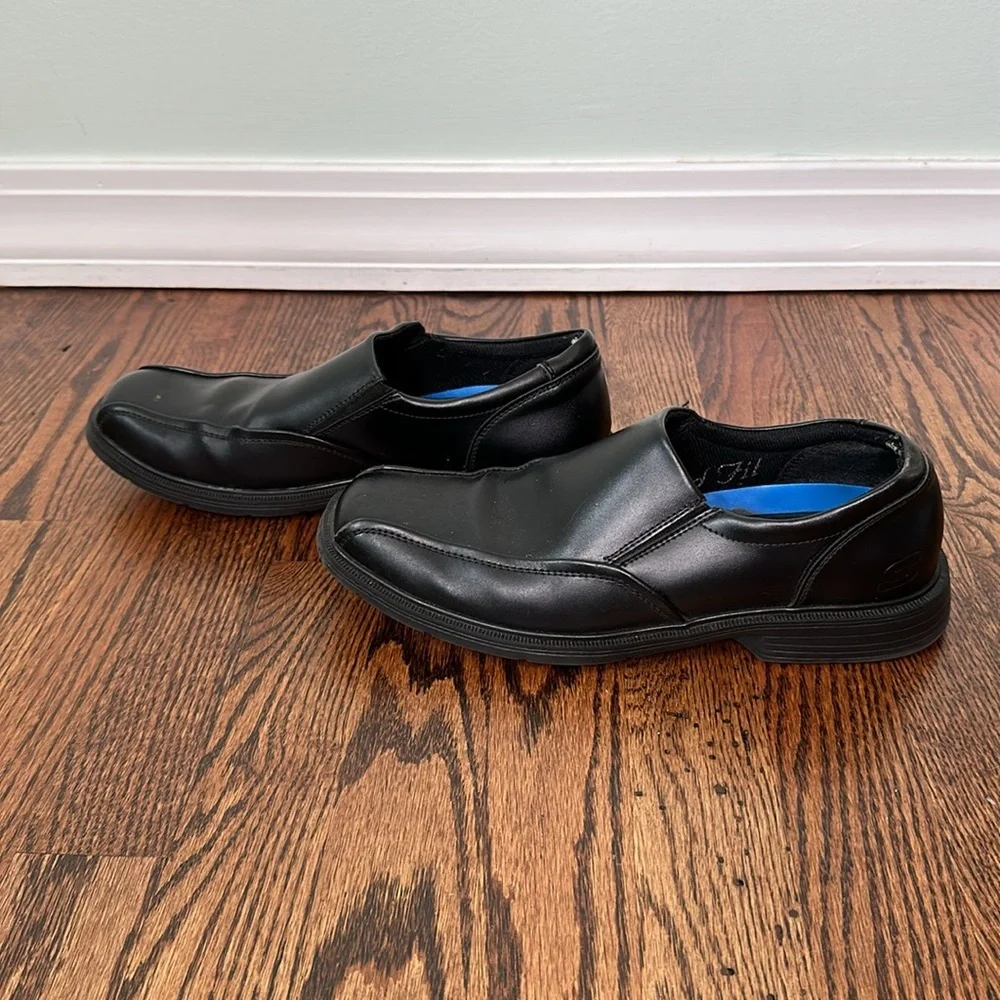 Men’s sketchers memory foam relaxed fit size  7.5 work loafers.  Slip resistant
